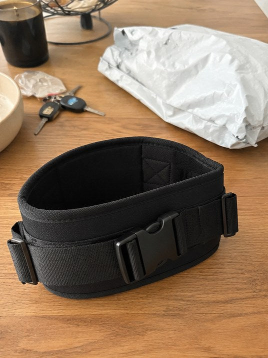 Ceinture Ergolift noire photographiée sur une table après réception
